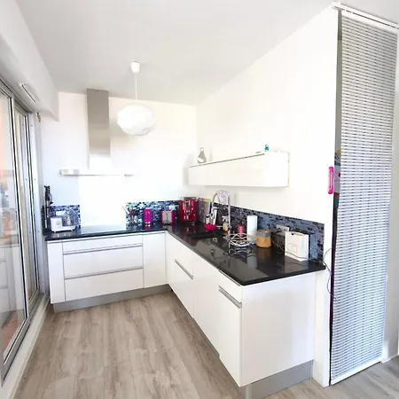 Spacious Near The Sea Apartment
